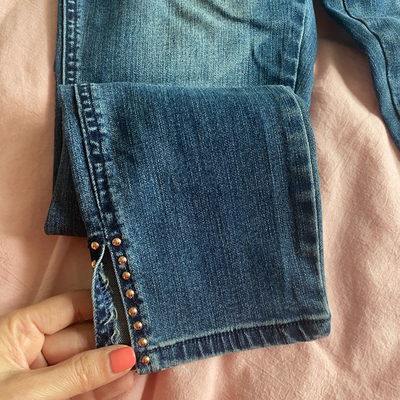 GUESS WOMEN STUDDED CAPRI JEANS, BRAND NEW , UNUSED!! - Picture 4 of 4